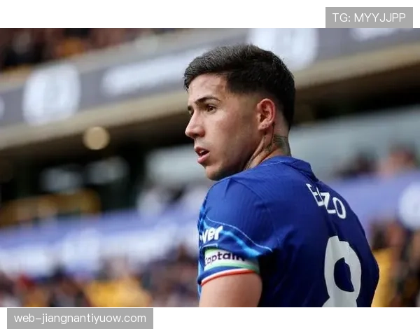 恩佐·费尔南德斯训练完顺手买了块表，价格够我交十年房租