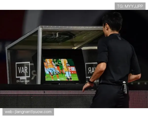 耳机裁判系统如何影响场上判罚？揭秘主裁与VAR的实时沟通规则