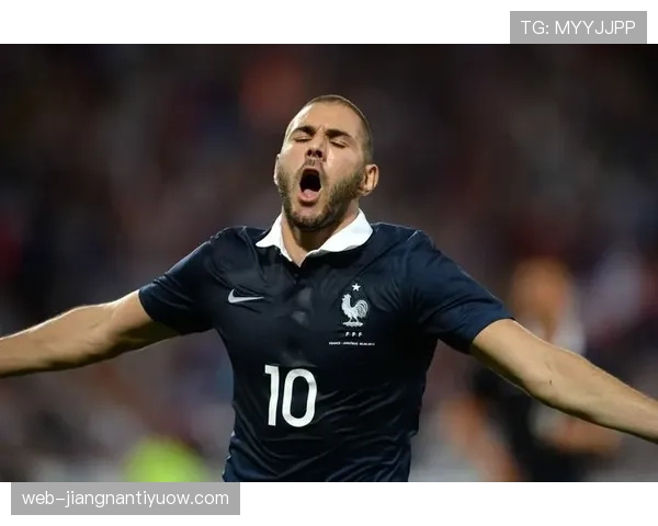 本泽马长期稳定首发的战术角色解析