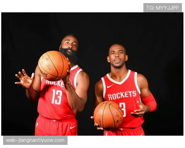 哈登利用挡拆制造空间提升三分效率，明显优于同阵容后卫