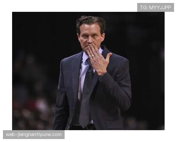 比尔·沃顿高位策应主导进攻，改变对手防守结构